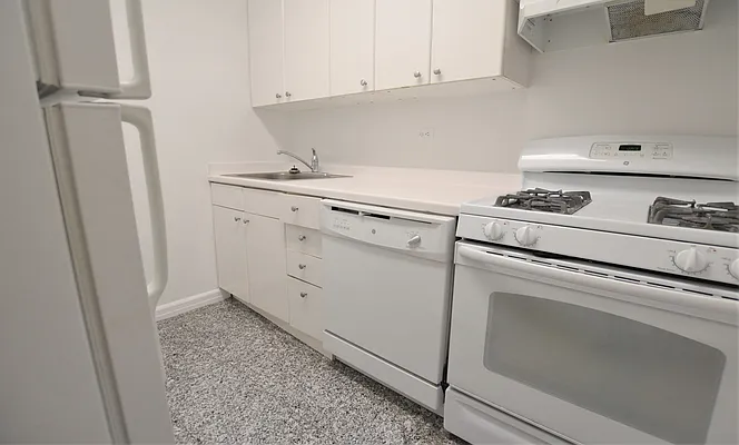 Rented by Manhattan Realty Group | media 23