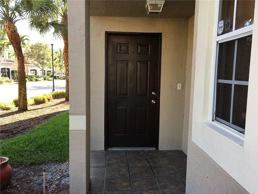 2 bed, 2.5 bath, 1296 sqft, $2,700 — Photo 2
