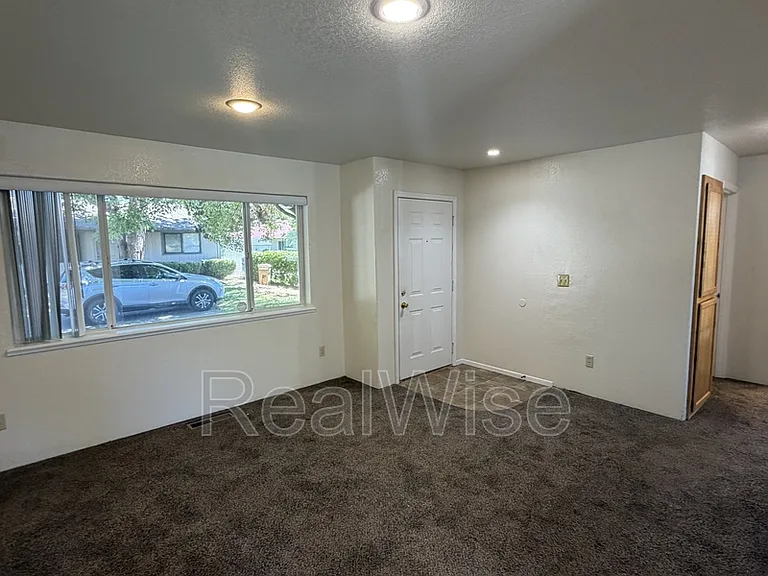 249 SW Rogue River Ave #D — Photo 26