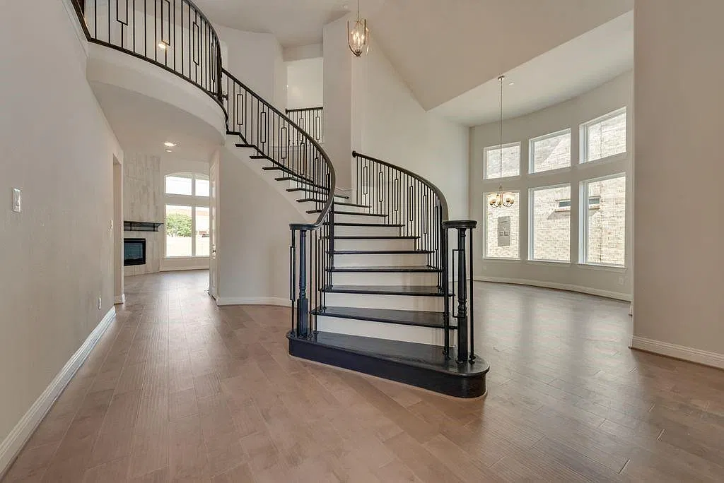 5 bed, 3894 sqft, $5,000 — Photo 2