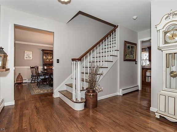 3rd image of 6 Caitlin Ct