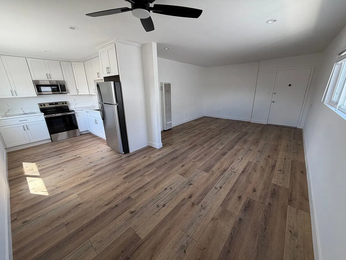 Building Photo - 946 W Beach Ave #950