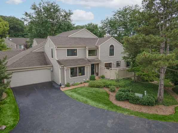 285 N Bay Ct, Lake Barrington, IL 60010