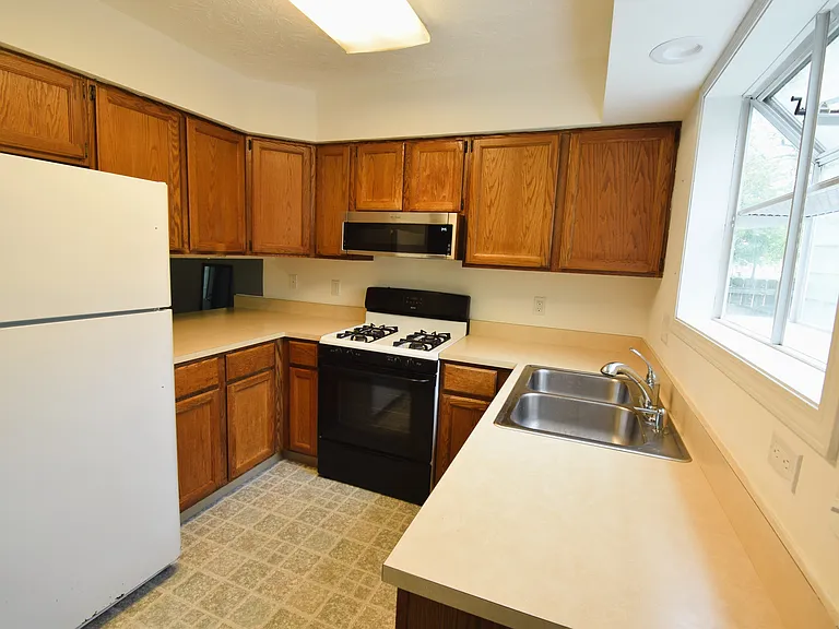 1136 Anthrop Dr — Photo 6