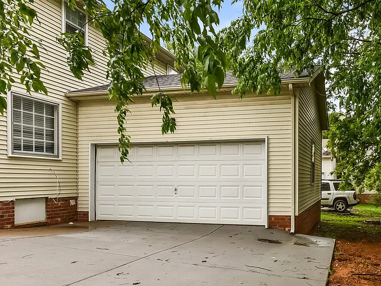 1135 SE Broad St — Photo 17