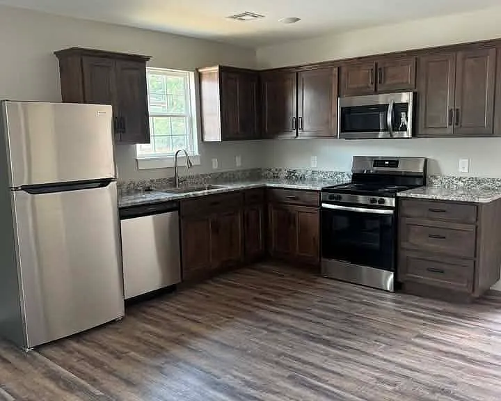 2020 Lakeview St — Photo 2