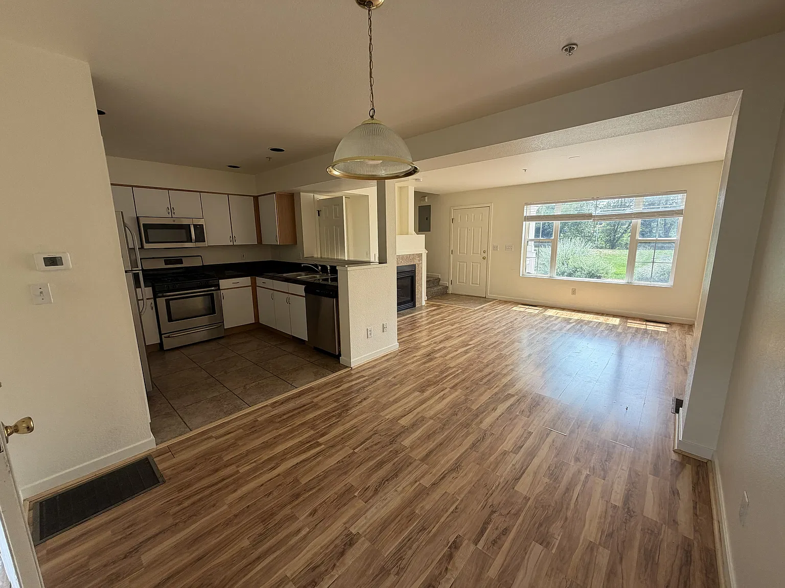 3 bed, 1225 sqft, $3,750 — Photo 2
