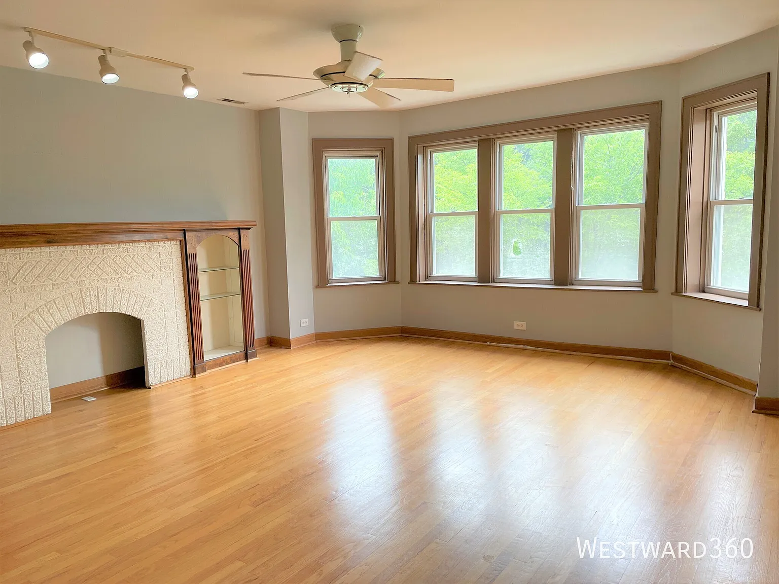 3722 W Wilson / 2 bed - 2 bath / Albany Park — Photo 2