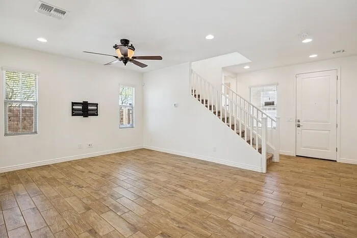 211 E Brinley Dr — Photo 6