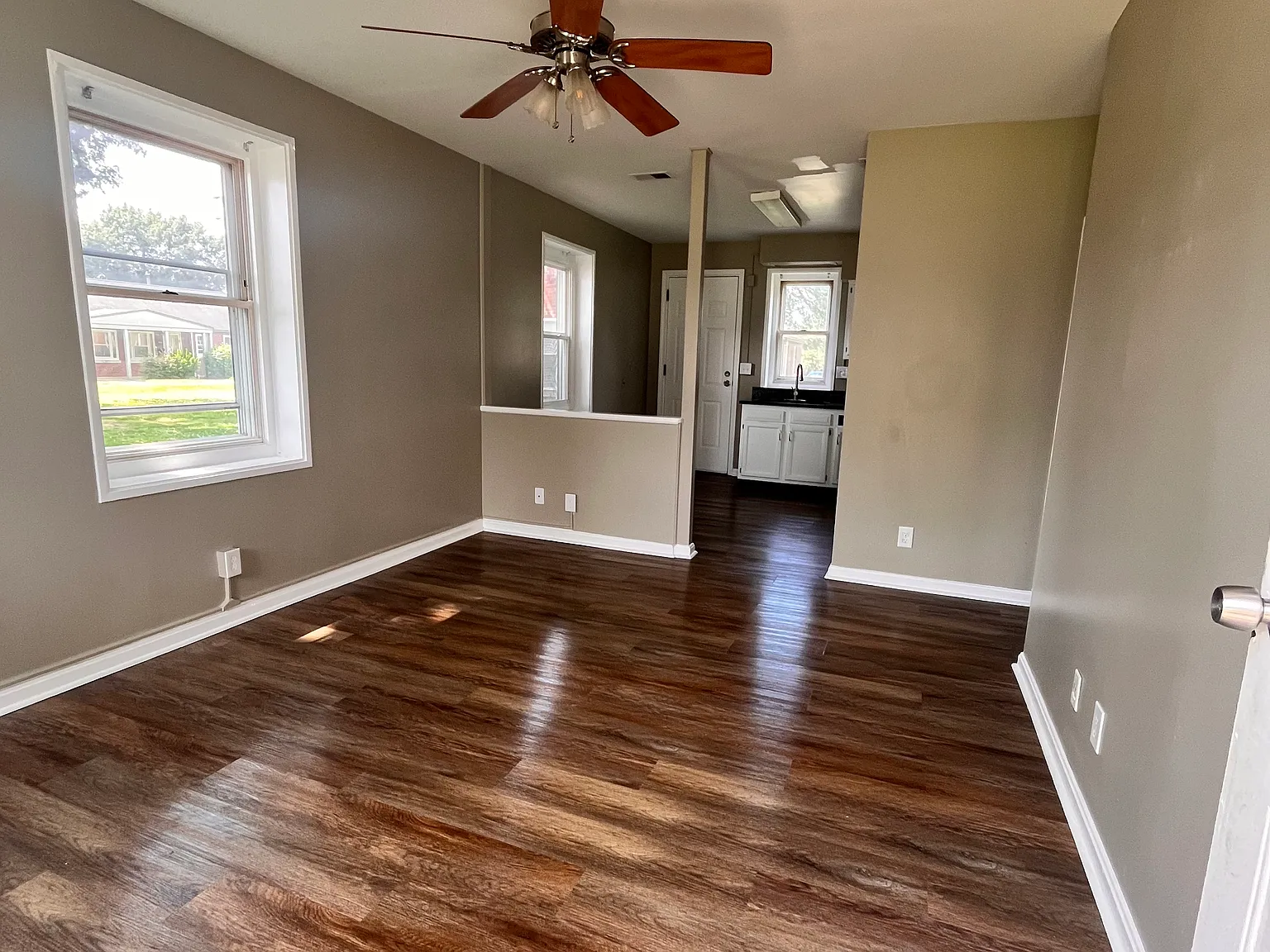 3 bed, 1.5 bath, 900 sqft, $1,300 — Photo 2