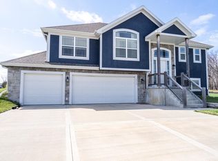 16770 Hidden Ridge Pkwy, Basehor, KS 66007