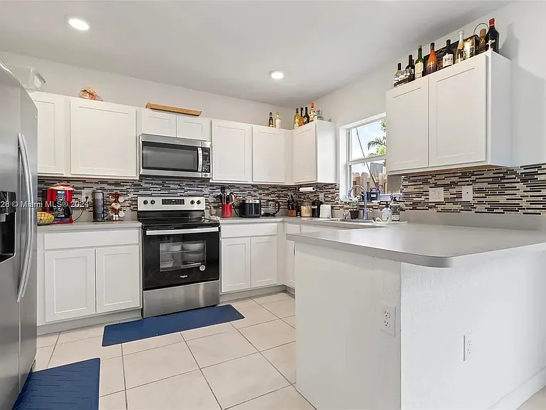 389 NE 5th Pl — Photo 13
