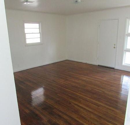 3rd image of 3019 Louise Dr N