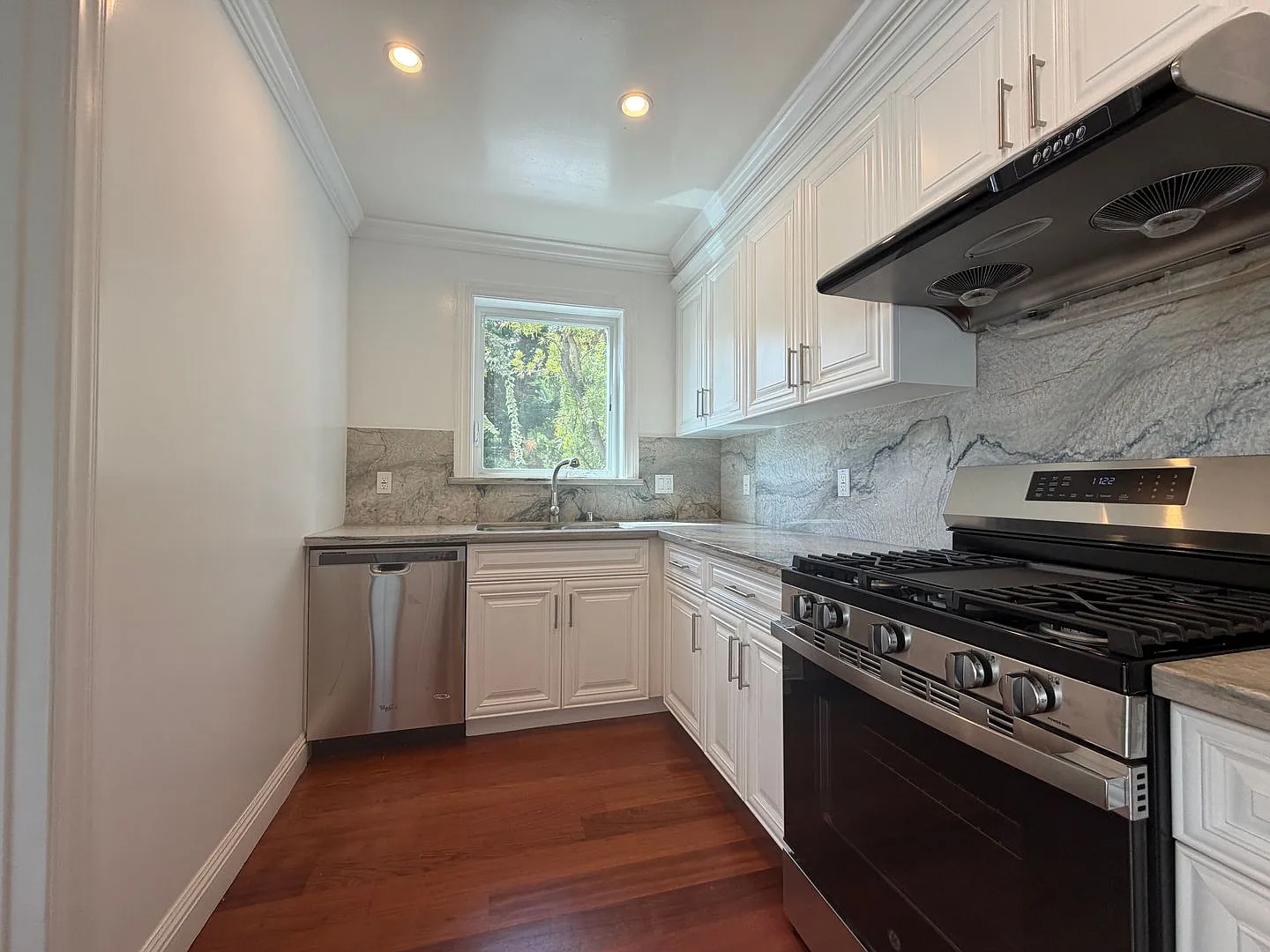 Six Bedrooms in Convenient Location!! — Photo 2