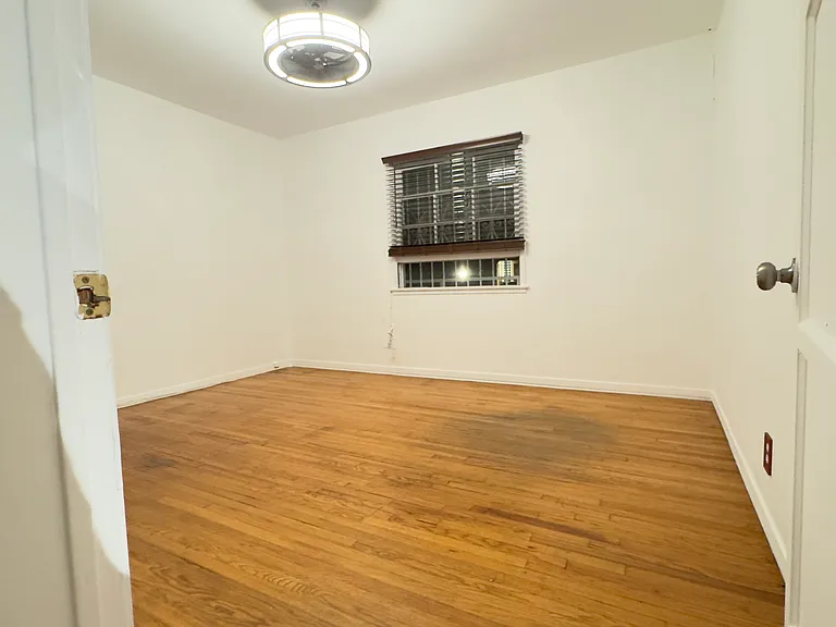 878 Warren Ave — Photo 6