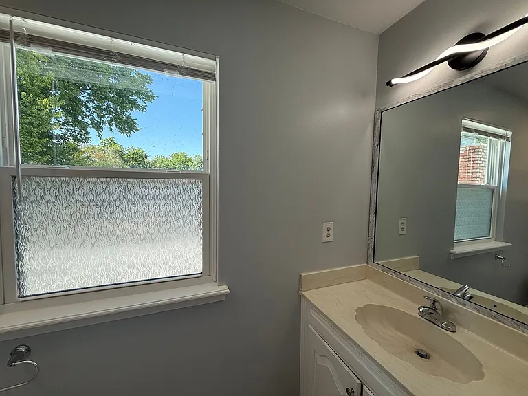 137 E K Pl — Photo 7
