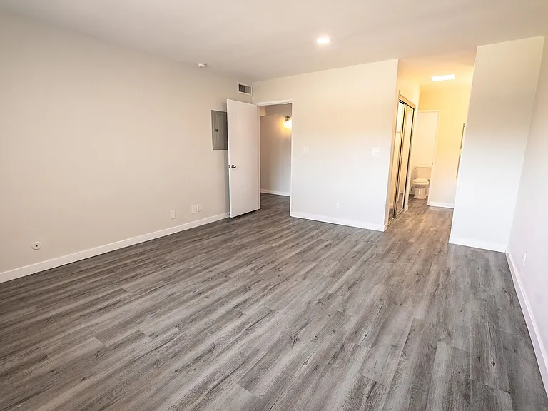 1635 North Martel Avenue — Photo 57