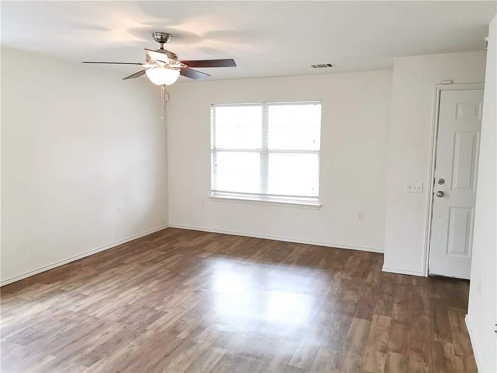 2 bed, 1.5 bath, 1398 sqft, $1,650 — Photo 3
