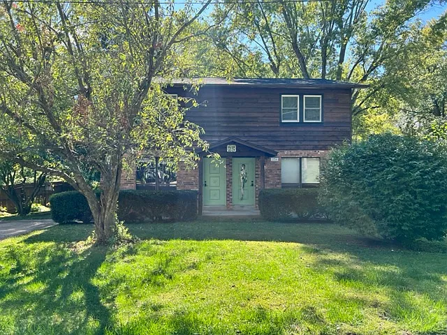 2 bed, 1100 sqft, $1,700 — Photo 2