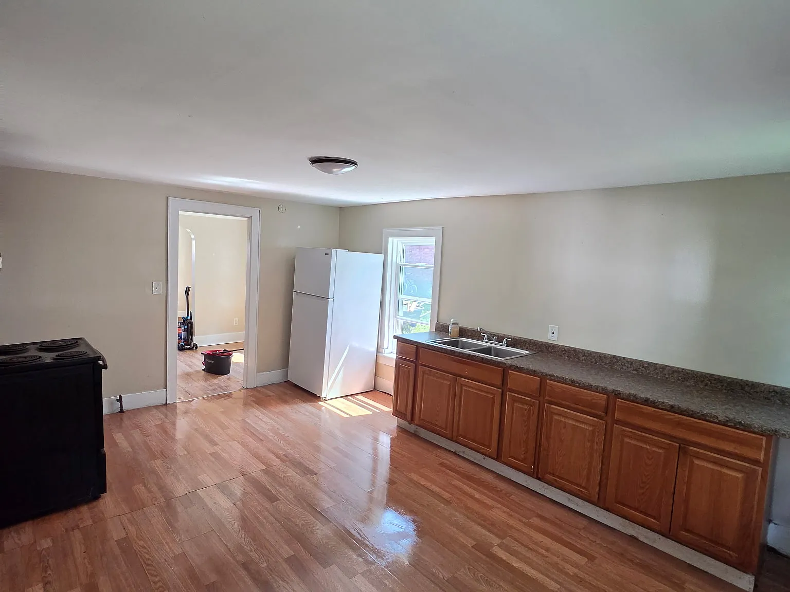 3 bed, $1,300 — Photo 2