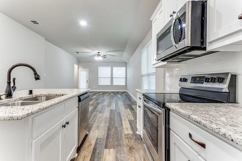 3 bed, 2.0 bath, 1621 sqft, $2,395 — Photo 2