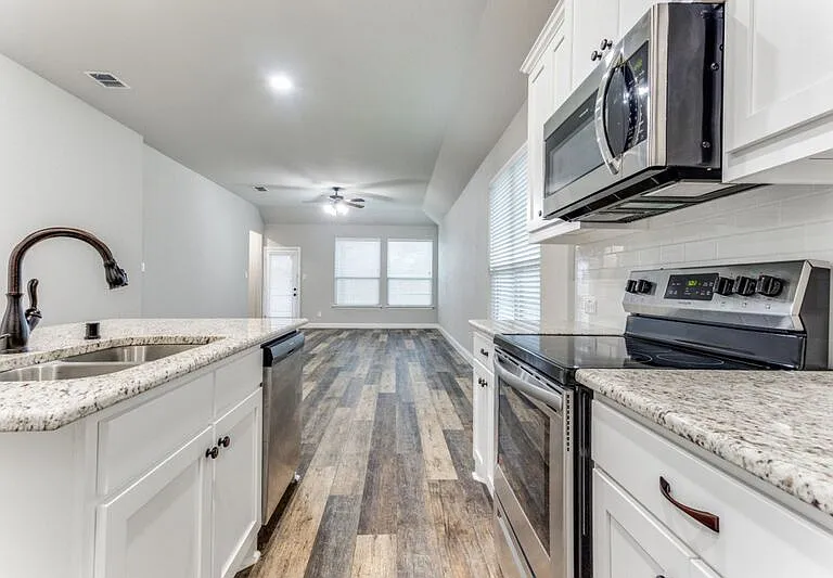 506 Weston St — Photo 2
