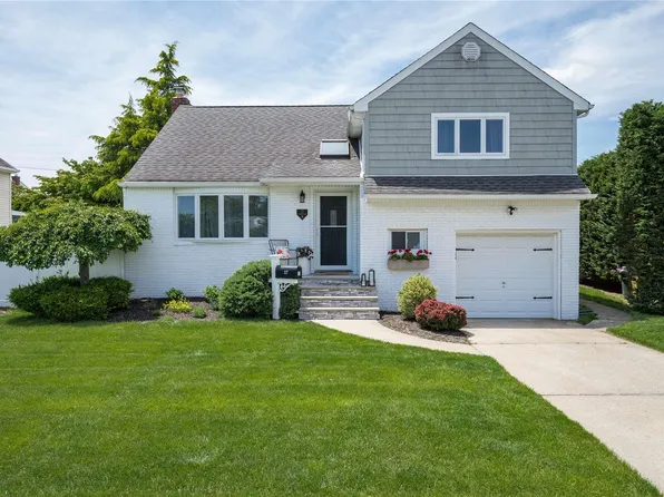 17 Wood Avenue, Massapequa, NY 11758