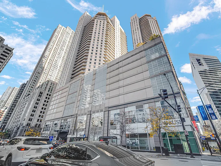545 N Dearborn St #3006 — Photo 1