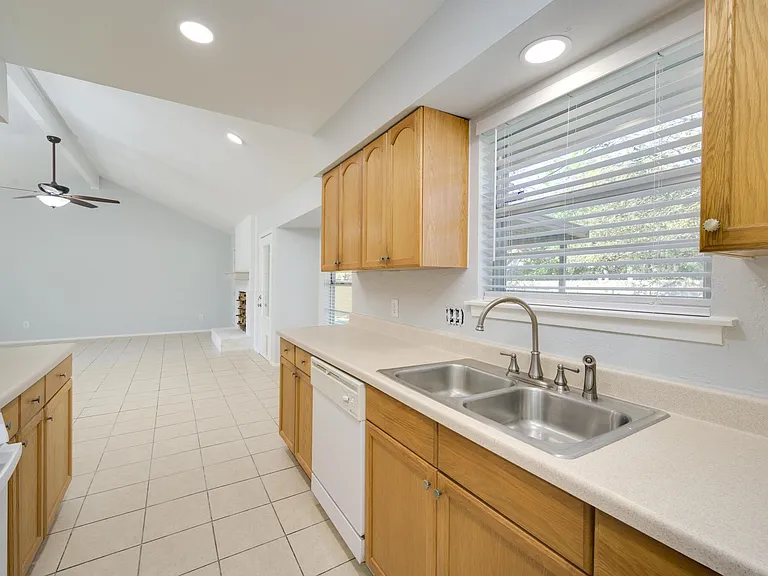 2104 Magazine St — Photo 13