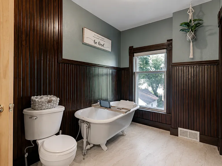 511 W Wisconsin St — Photo 17