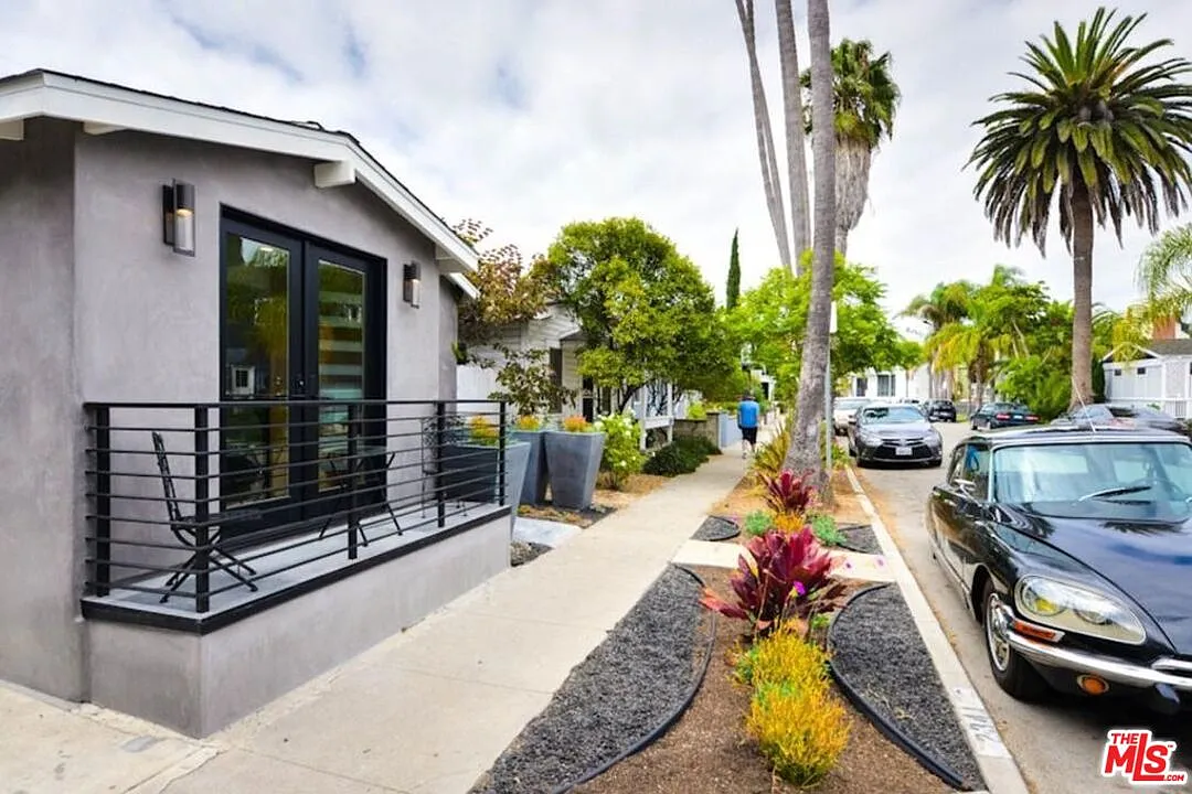 2 bed, 1.0 bath, 700 sqft, $5,200 — Photo 2