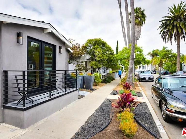 2341 Beach Ave — Photo 2