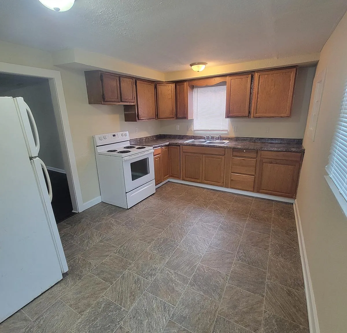 2 bed, 1.0 bath, 872 sqft, $825 — Photo 2
