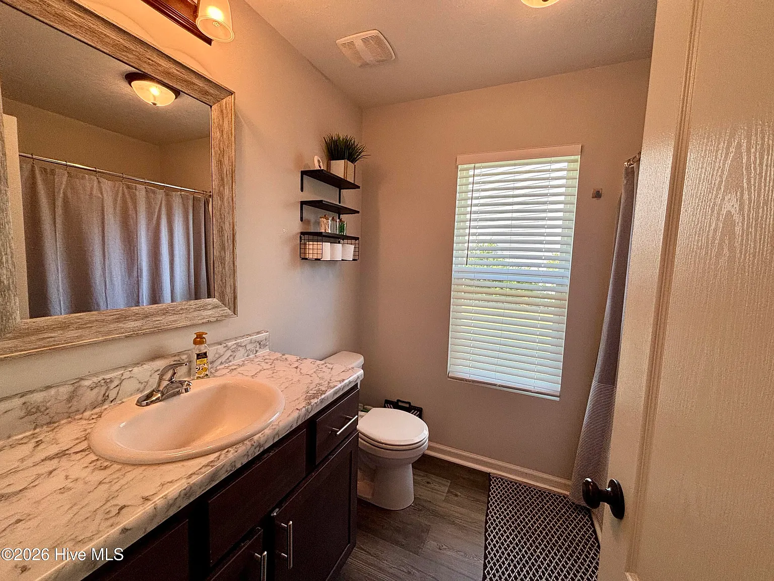 3 bed, 2.0 bath, 1809 sqft, $2,100 — Photo 2
