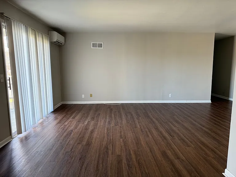 Executive House Apartments — Photo 60