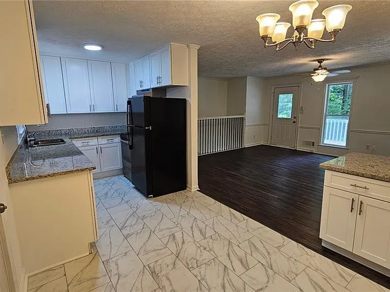 1231 Woodleigh Rd SW — Photo 8