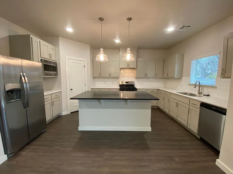 504 Martina Ln — Photo 19