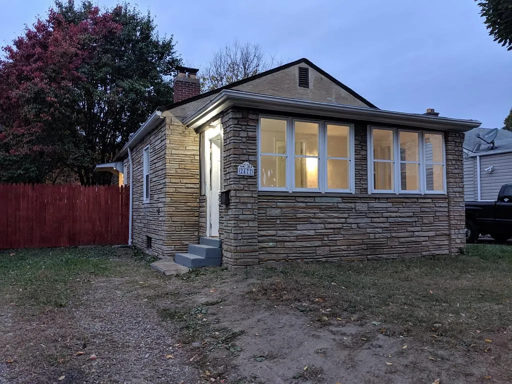 2477 Hiawatha St photo 1
