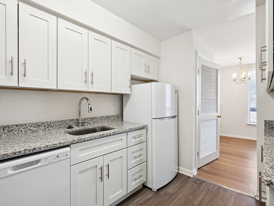 1st image of 170 Lakeside Rd APT C7