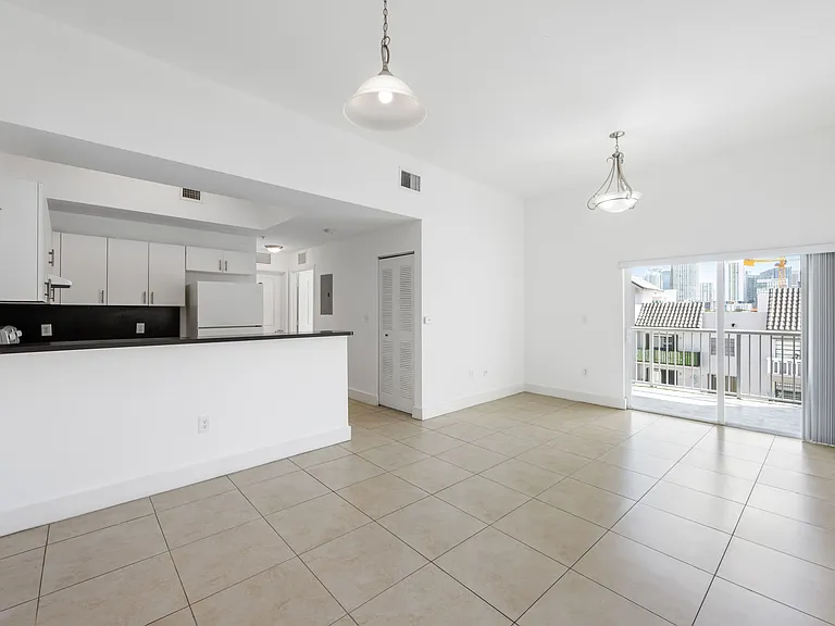 900 SW 7th St #505 — Photo 16