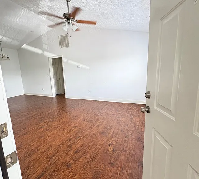 114 John Ct — Photo 3