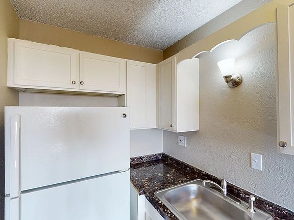 5th image of 1945 Peoria St APT 208