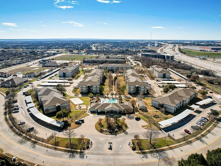 Landings of Carrier Parkway Apartments — Photo 41