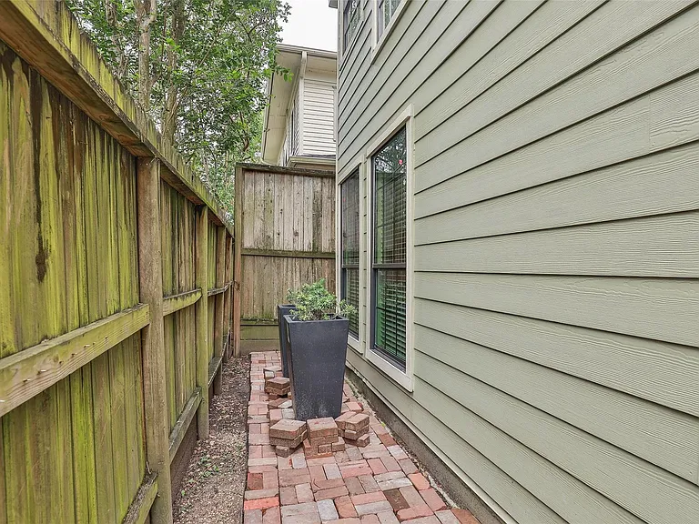 1611 Oakdale St — Photo 40
