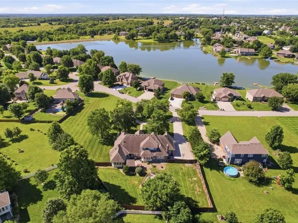 15586 Cedar Ln, Basehor, KS 66007
