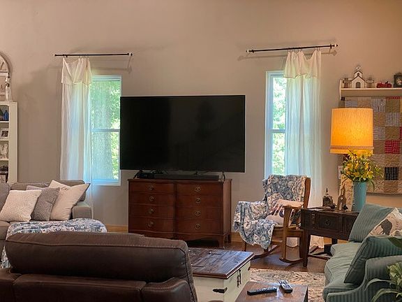 4th image of 230 Leonard Ln