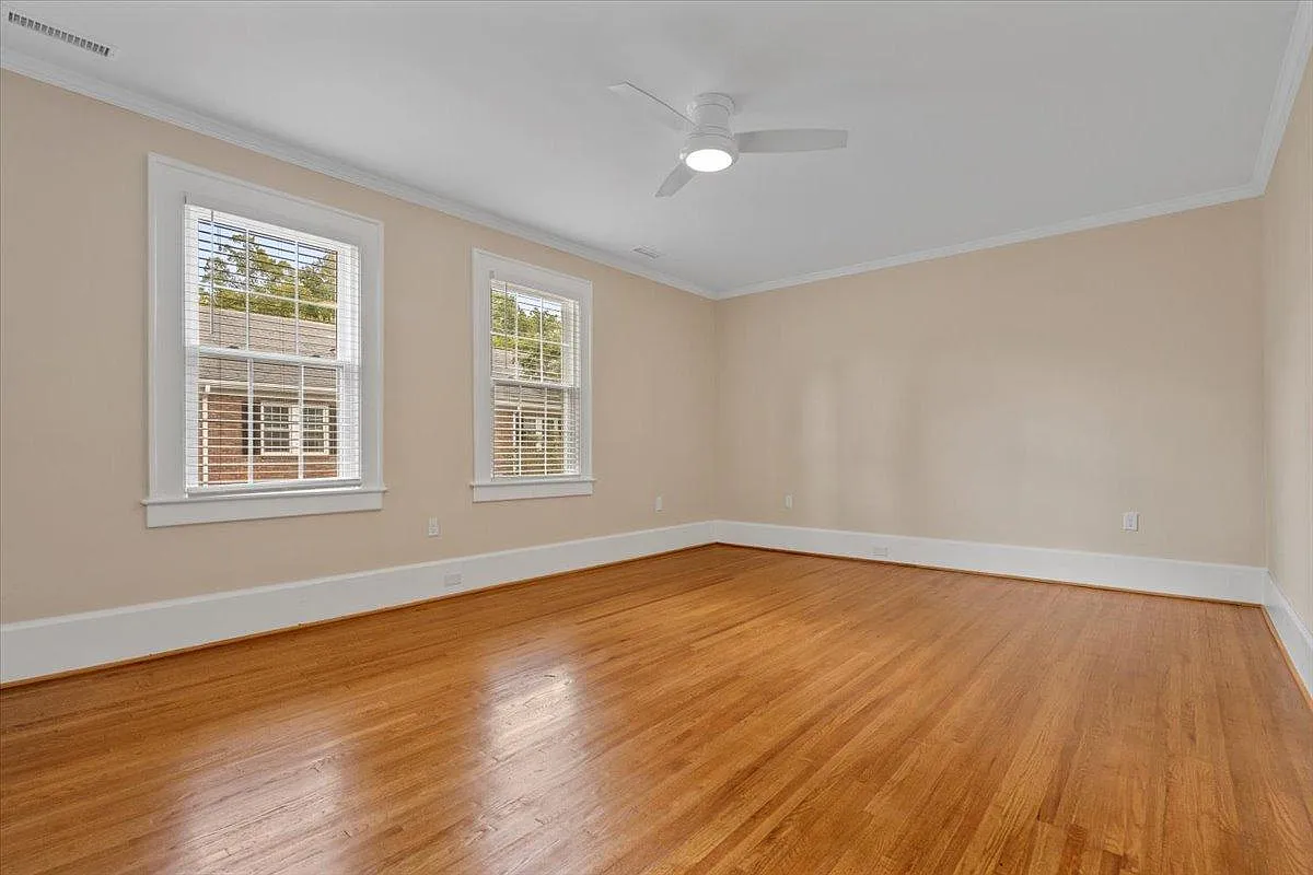 522 Hawthorne Ln — Photo 4
