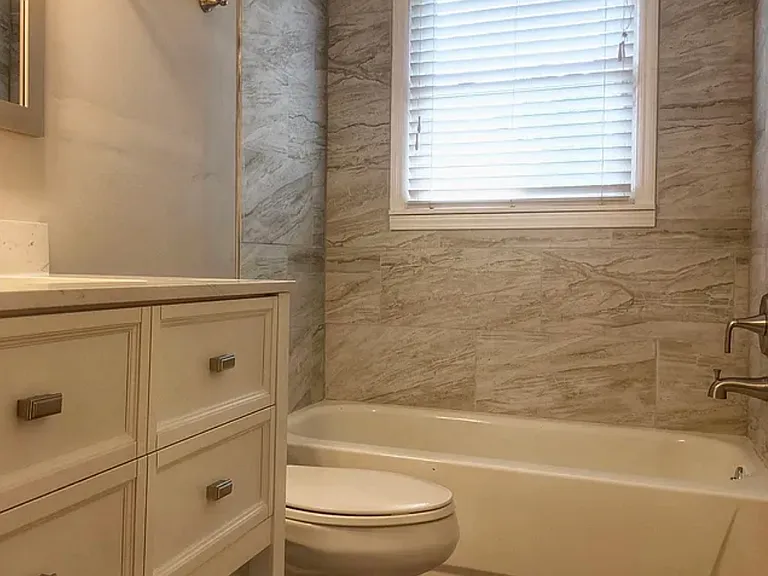 920 Riverview Dr — Photo 2
