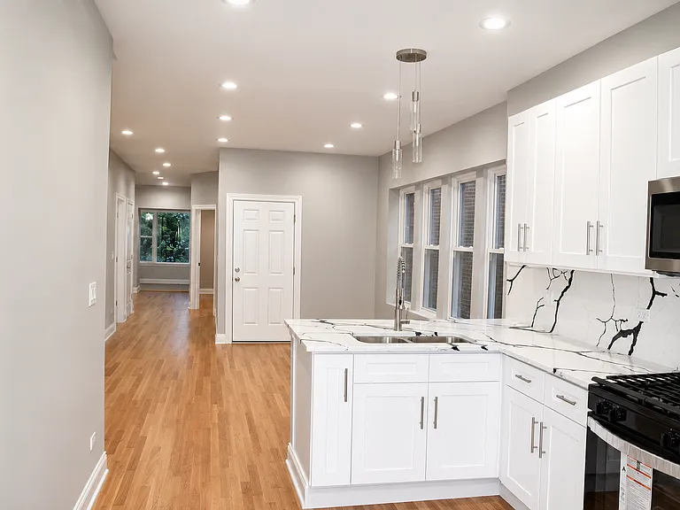 10919 S King Dr #2 — Photo 1