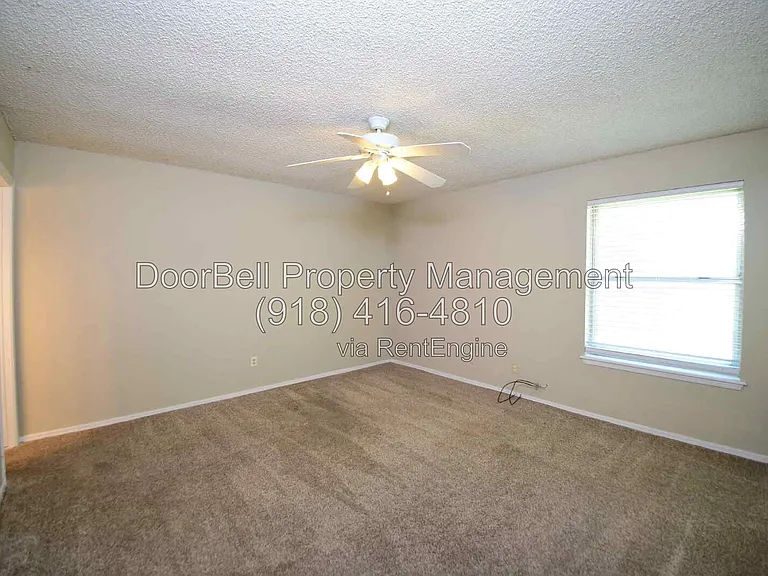 740 W Commercial St — Photo 17